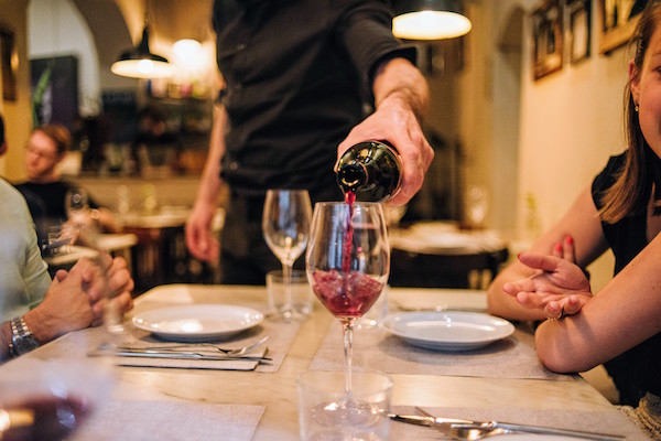 Al lanzar su lista de vinos italianos, considere la cantidad de personas que beberán. Una botella podría ser la mejor oferta.