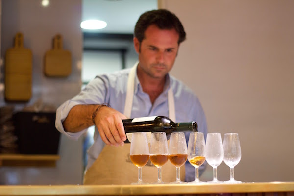 Palo cortado es uno de los vinos más singulares para pedir en Sevilla debido a su proceso de elaboración único, casi accidental.