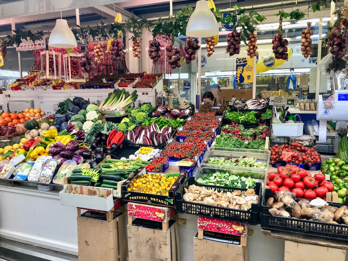 cajas de productos frescos en un puesto en el mercado