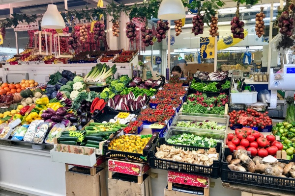 El mercado de Testaccio es uno de los mejores mercados de alimentos de Roma, con cientos de puestos que venden productos frescos.