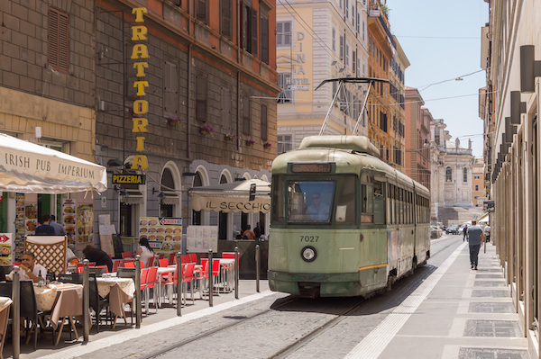 Tranvía en las calles de Roma