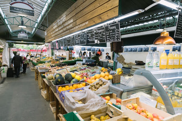 Dentro del Marché des Enfants Rouges en París, un gran lugar para visitar en un día lluvioso.