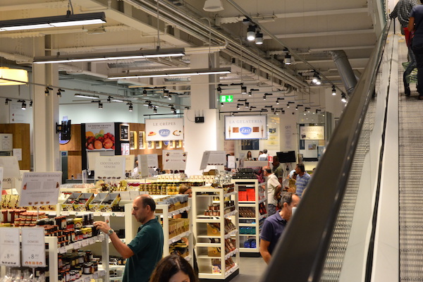 Dentro de Eataly, un gran lugar para detenerse en un día lluvioso en Roma.
