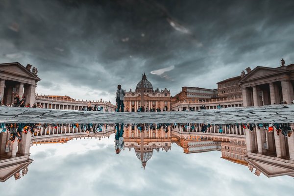 Basílica de San Pedro en un día lluvioso en Roma