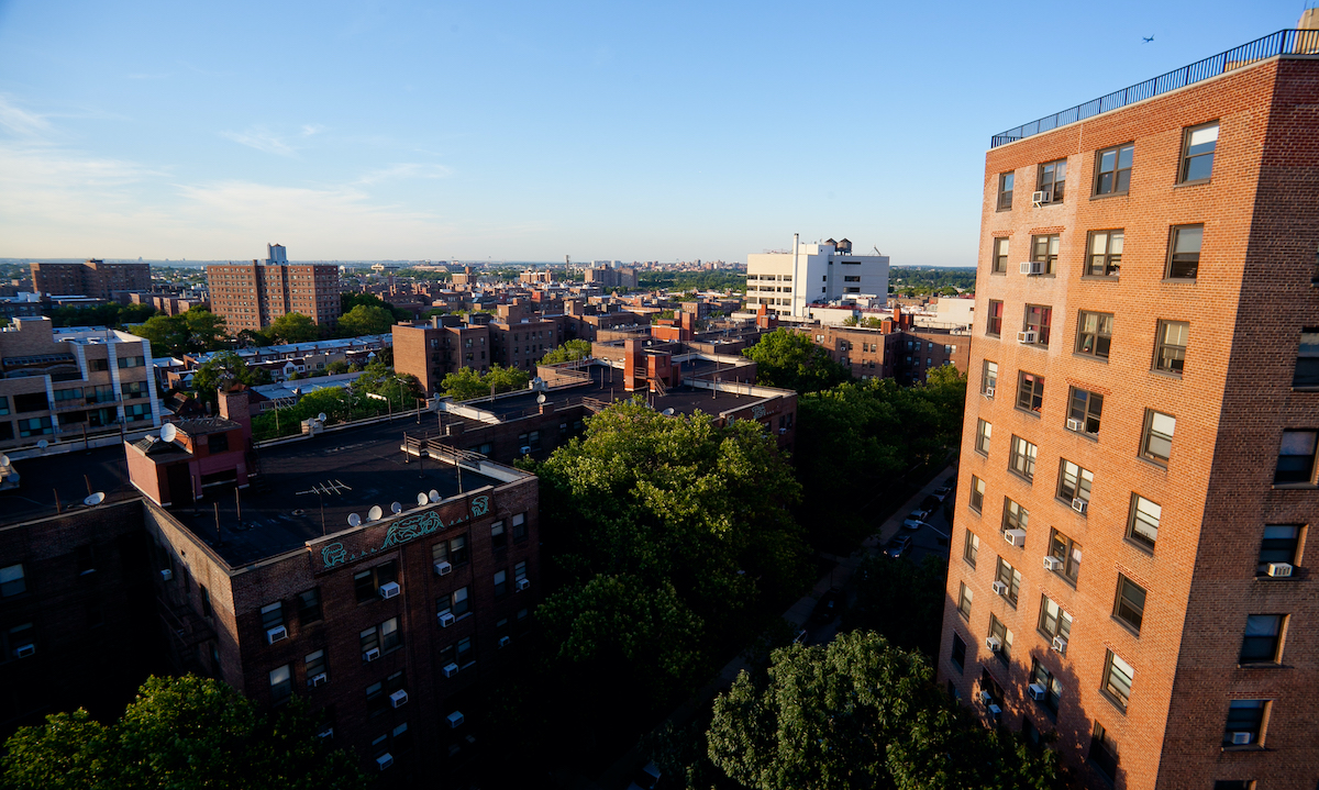 Vista de un barrio residencial en Queens desde arriba en una noche clara
