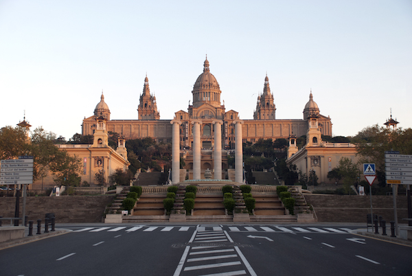 Relájate en Barcelona sin perderte los lugares de interés: dirígete a Montjuïc para una experiencia de senderismo sin parar.