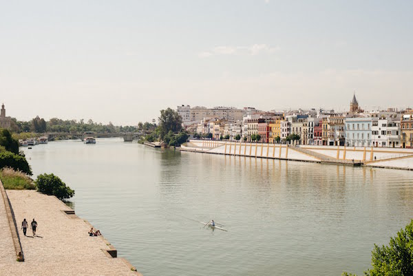 Una de las mejores formas de relajarse en Sevilla es acercarse al río para refrescarse o alquilar un kayak. De cualquier manera, no se puede superar las vistas!