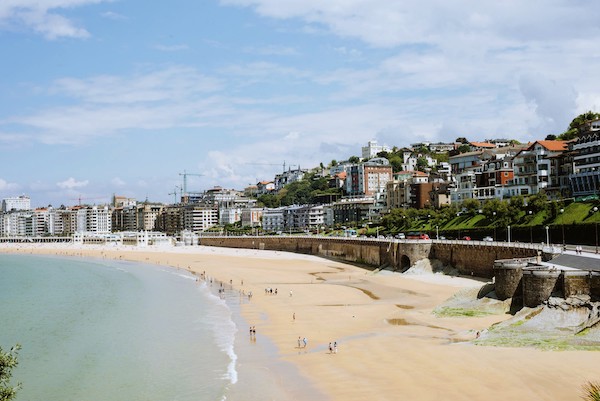 La playa de La Concha de San Sebastián es un atractivo que atrae a los visitantes de la ciudad