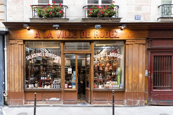 Practicar un turismo responsable en París requiere que te deshagas de las grandes y llamativas marcas en favor de las pequeñas tiendas de propiedad local.