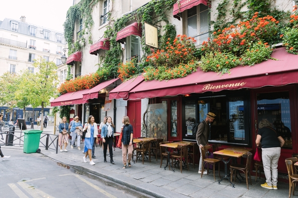 Salga de los caminos trillados y explore los rincones ocultos de París.
