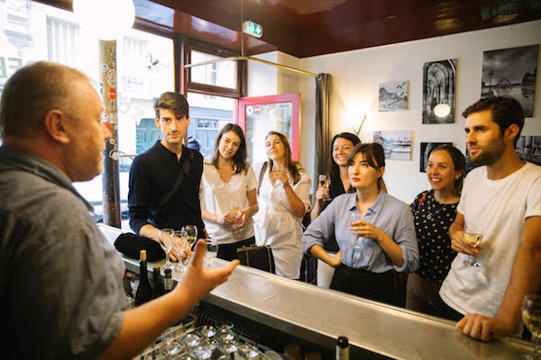 Parte del turismo responsable en París es tratar de hablar algo de francés con los lugareños.