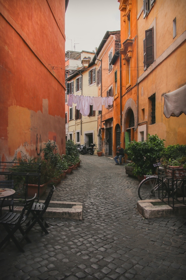 Parte del turismo responsable en Roma es permanecer en áreas donde los turistas no suelen congregarse y congregarse. almohadón
