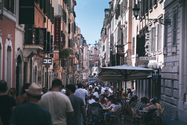 El turismo responsable en Roma implica visitar fuera de temporada para evitar ser parte de las grandes multitudes de turistas.