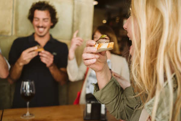 Nuestra parte favorita de un viaje responsable en San Sebastián: ¡conocer los excelentes bares y restaurantes locales de la ciudad!
