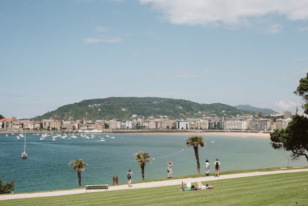 Una forma de practicar un viaje responsable en San Sebastián es alojarse en un hotel o pensión de propiedad local. ¡Y no tenga miedo de aventurarse en los vecindarios fuera del casco antiguo!