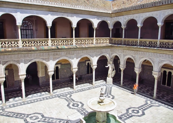 ¡Practique viajes responsables en Sevilla saliendo de los caminos trillados y visitando gemas subestimadas como Casa Pilatos!