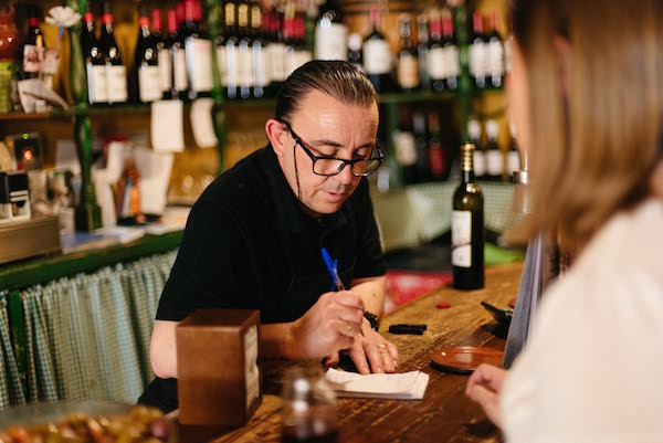Nuestra parte favorita personal de un viaje responsable en Sevilla: ¡comer como un lugareño! No tenga miedo de chatear con su camarero o servidor también.