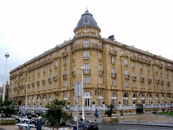 El Dry Bar del Hotel Maria Cristina, en la foto, es uno de nuestros restaurantes favoritos para Navidad en San Sebastián.