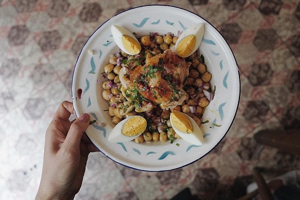 Si estás buscando un restaurante en Chiado, Lisboa, prueba Taberna da Rua das Flores, un gran lugar para probar petiscos como la meia-desfeita, una ensalada de bacalao hecha con garbanzos y huevo cocido.