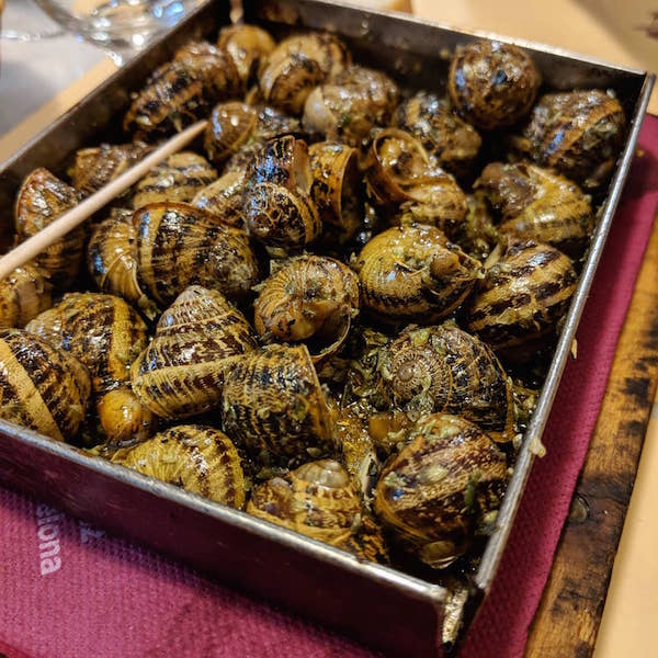 Uno de los mejores restaurantes para grupos de Barcelona, ​​Cal Boter, está especializado en cocina tradicional catalana. Prueba sus caracoles, ¡creemos que te sorprenderás gratamente!