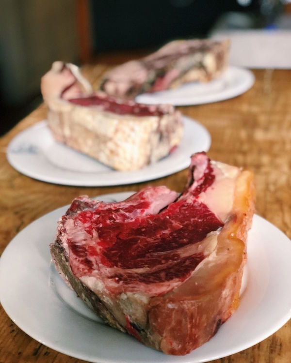 ¿Alguien dijo bistec? A toda la pandilla le encantan las carnes jugosas de Casa Paloma, uno de los mejores restaurantes para grupos de Barcelona. 