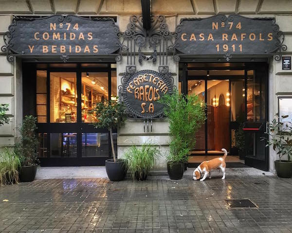 Uno de nuestros restaurantes favoritos en Barcelona, ​​Casa Rafols, tiene una historia fascinante. ¡Comenzó como una ferretería!
