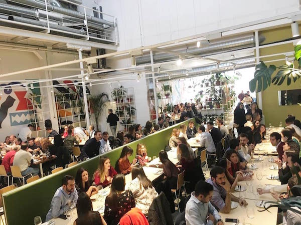 Uno de nuestros restaurantes favoritos para grupos en Sevilla, Salvaje, proviene de los autores intelectuales detrás del favorito local Sal Gorda.