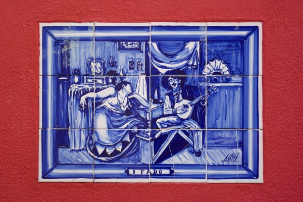 Azulejos que muestran una imagen famosa sobre Fado en Alfama