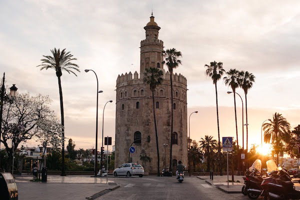 Una de nuestras vistas favoritas de la Torre de Oro es uno de los mejores restaurantes de Sevilla con un menú especial de Nochevieja: ¡Abades Triana!