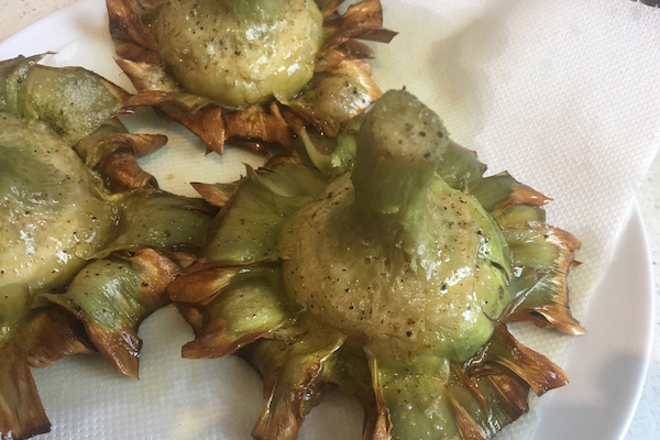 Carciofi alla giudia: Alcachofas al estilo judío romano, especialidad en algunos de los restaurantes de la Ciudad del Vaticano.