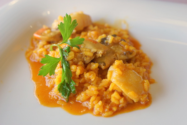 ¡Nos encantan los arroces y el marisco fresco de Ni Neu, uno de los restaurantes más románticos de San Sebastián!