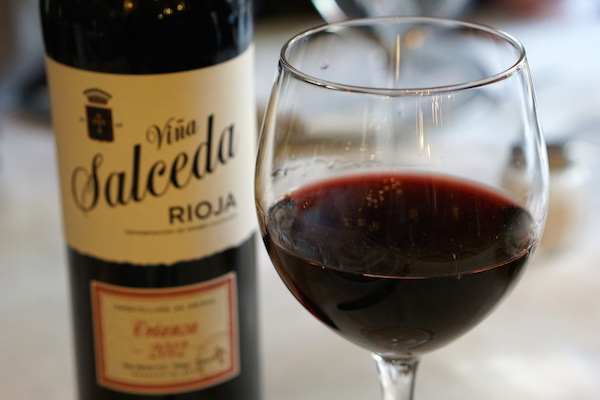 ¡Te sentirás como en casa en El Bombín, uno de nuestros bares de vinos favoritos en San Sebastián!