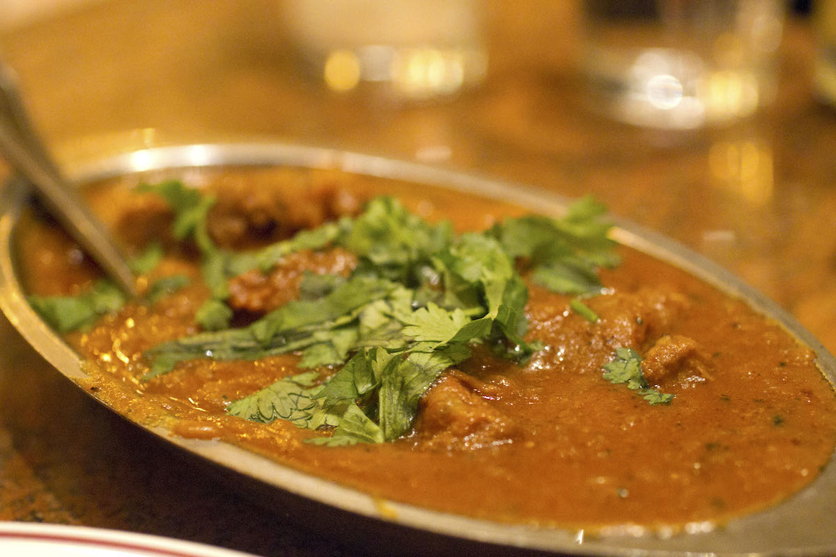 Curry de cordero con guarnición de cilantro