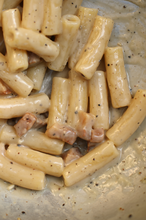 Pasta rigatoni con queso, pimienta negra y guanciale (pasta alla gricia)
