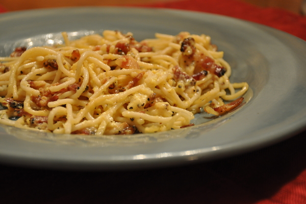 La comida en centri sociali en Roma es una fiesta para los sentidos. En cuanto a la comida, puede variar desde ofertas internacionales hasta clásicos romanos como la carbonara.