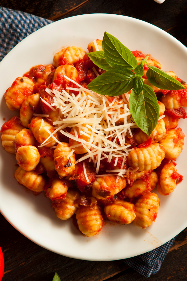 Ñoquis en salsa de tomate con queso
