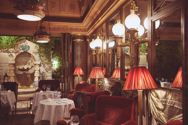Con Restaurante en el famoso L'Hotel, uno de los restaurantes más románticos de París.