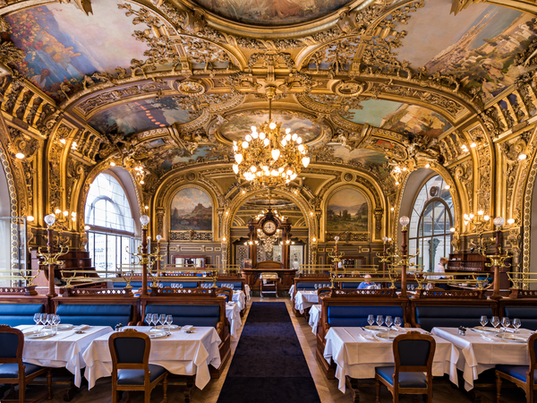 El ornamentado interior dorado de Le Train Bleu, uno de los restaurantes más románticos de París.