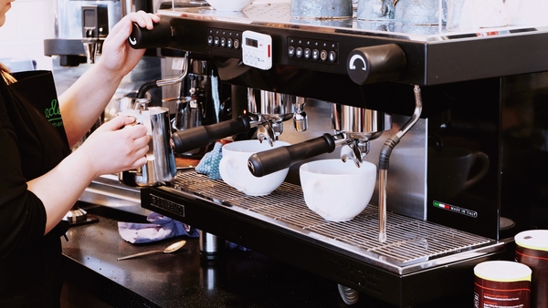 La invención de la máquina de espresso en la década de 1940 ayudó a dar forma a la cultura del café de Roma.