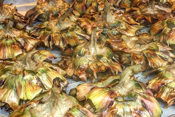 Las alcachofas fritas al estilo judío son una comida callejera romana popular.