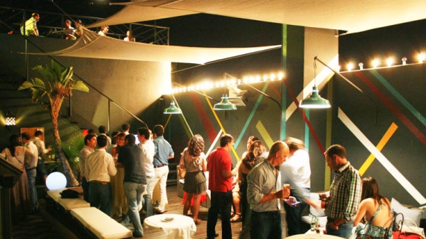 Una de las mejores cosas que hacer en Sevilla es visita el bar de la azotea del hotel Casa Romana