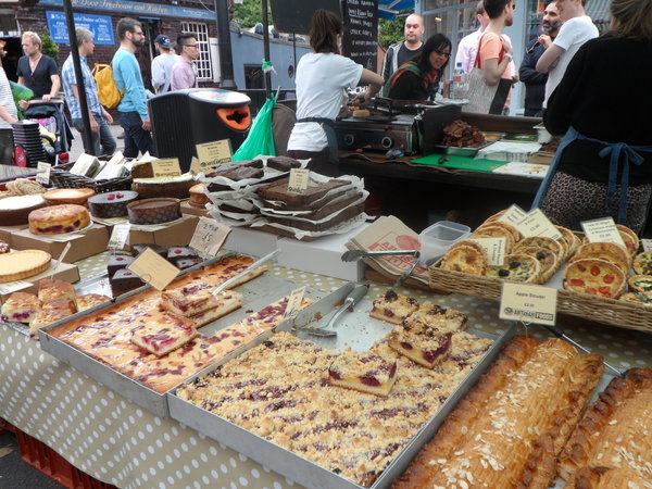 Comida recién horneada en el mercado de Broadway en Londres