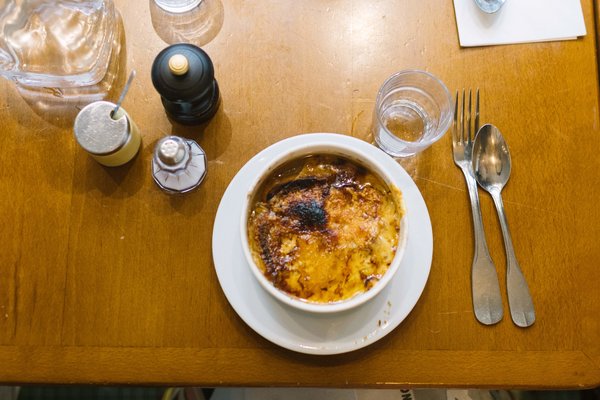 Un plato de sopa de cebolla francesa
