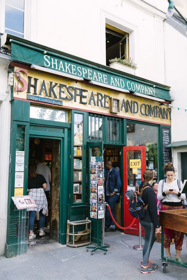 Fuera de la librería Shakespeare & Company en París