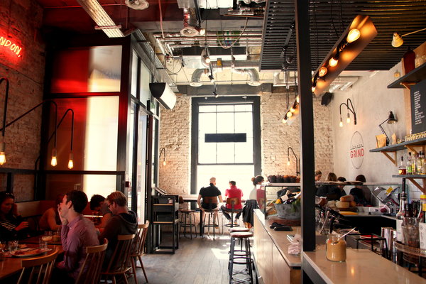 Dentro de la cafetería London Grind