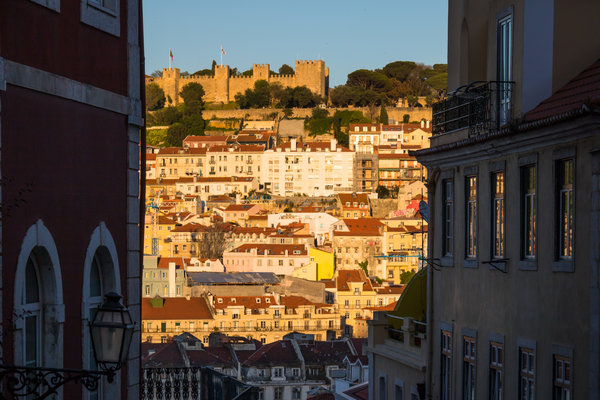 Una vista de Lisboa con el castillo de São Jorge al fondo