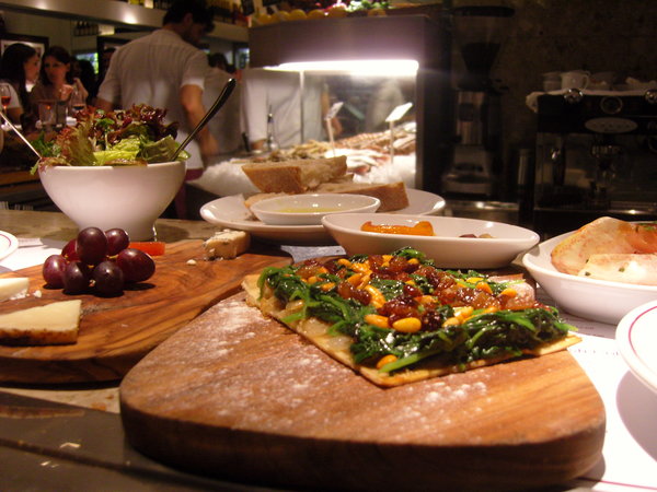 Cene en Barrafina, uno de los mejores lugares de tapas españolas en Londres.