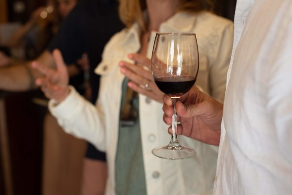 Sosteniendo una copa de vino tinto