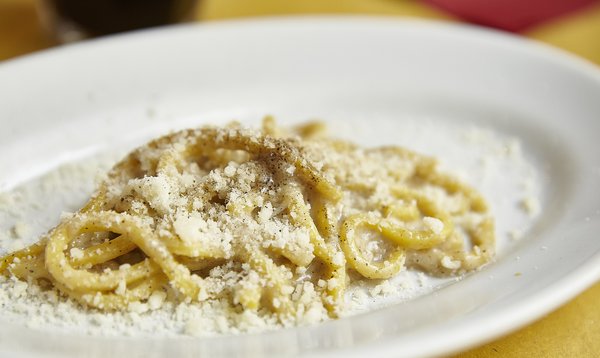 Un plato de pasta cacio y pepe