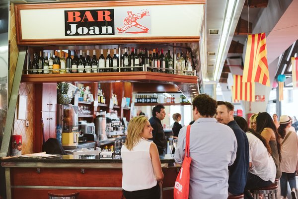 Supera tu miedo a comer solo en Barcelona comiendo en un bar de mercado entre los lugareños.